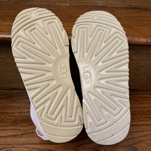 UGG Big Girl's Stargirl Classic Mini Bow Pink Fashion Boot, Size 6 (Big Kid) - Picture 8 of 8